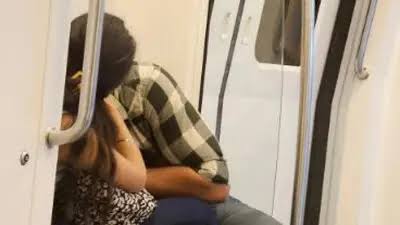 Viral Another Video of couple kissing Delhi Metro , Watch Delhi Metro Viral Video Link 